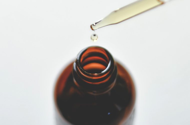 Jojobový olej, ako sa vyrába, na čo je, čo robí v kozmetike